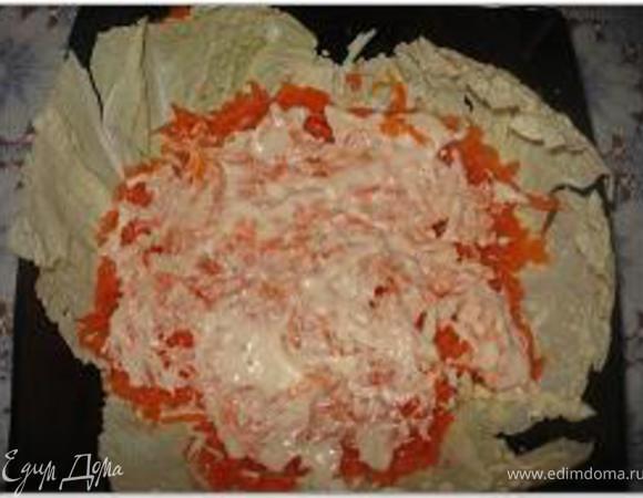 Листьями салата выложить блюдо или салатник. На листья выложить подготовленные ингредиенты слоями:
1-й слой – морковь;
