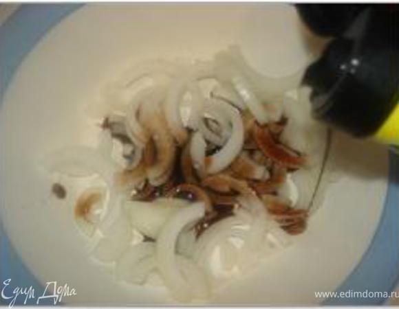 Лук порезать полукольцами, ошпарить и замариновать немного в соевом соусе.