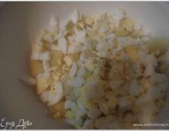 Картофель и яйца почистить и порезать кубиками.