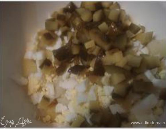 Добавить порезанные кубиками огурцы.