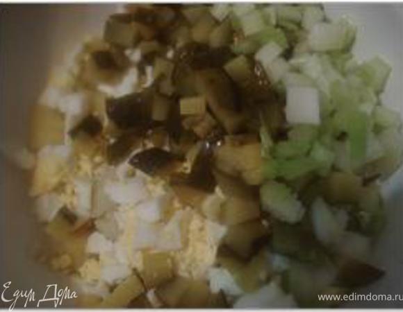 Сельдерей порезать кубиками и добавить к овощам.