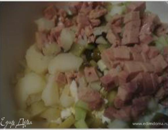 Печень трески порезать кубиками.