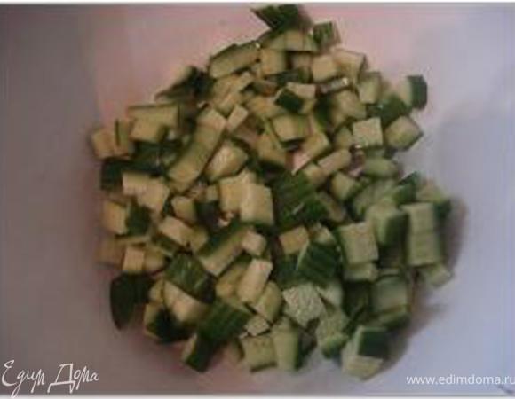 Огурцы и помидоры нарезать кубиками.