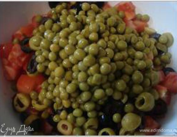 Добавить консервированный горошек.