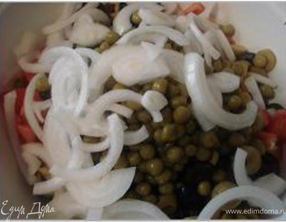 Лук порезать полукольцами и ошпарить кипятком. Добавить в салат.