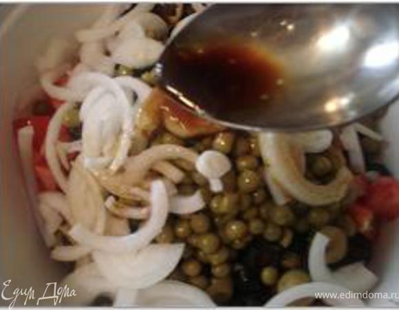 Подготовить соус. Смешать оливковое масло, соевый соус, лимонный сок и заправить салат соусом.