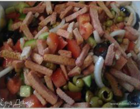 Перед подачей салата добавить сухарики и перемешать.