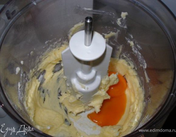 Добавить 2 желтка и несколько капель ванильной эссенции (опционально).