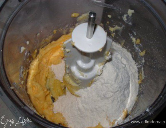 Добавить муку, хорошо перемешать. Тесто должно получиться, как очень мягкий пластилин.