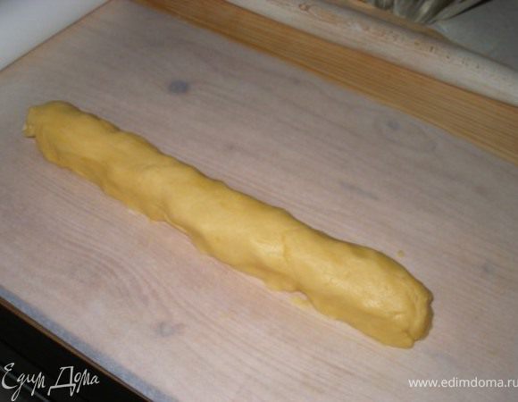 На листе пергамента из теста слепить брусок диаметром 4-5 см.
