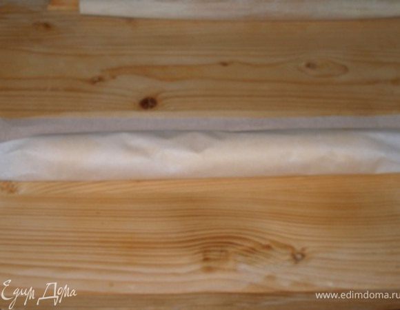 Завернуть тесто в пергамент и положить в морозильную камеру минимум на 1-2 часа.