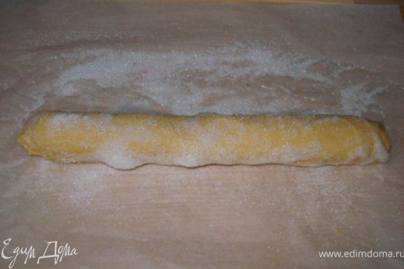 По пергаменту рассыпать сахар и прокачать по нему тесто, чтобы сахар везде облепил его.