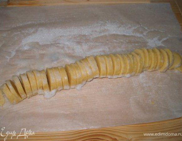 Нарезать кружочками толщиной до 1 см. У меня получилось 30 кружочков. Выкладываем на противень, застеленный пергаментом, и выпекаем около 15 мин при t 200-220С.