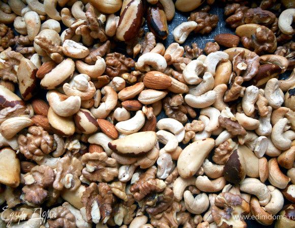 Орехи выложить на противень/форму и подсушить в заранее разогретой духовке минут 15, или до желаемого состояния. 