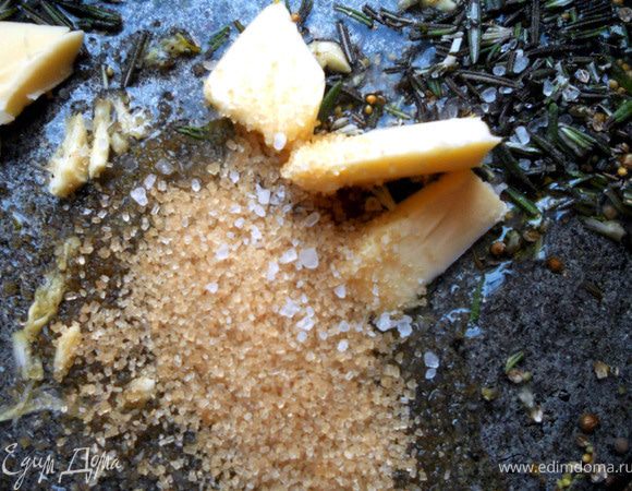 В сковороде соединить воду, сливочное, оливковое масло; розмарин; сахар и соль. Чеснок и оставшиеся специи слегка растереть в ступке, выложить в сковороду. Помешивая, сильно нагреть и готовить карамель около 2 минут - все ингредиенты должны просто хорошо соединиться. 