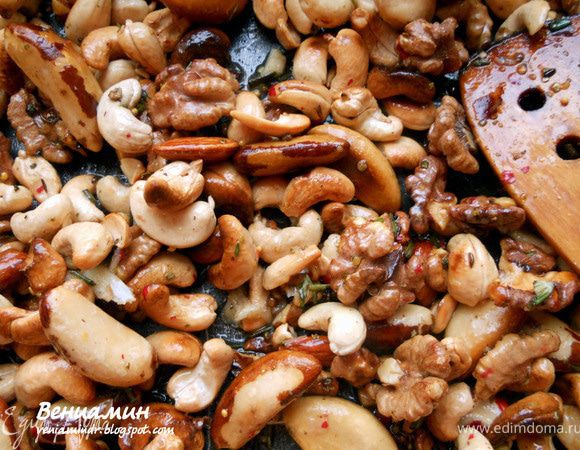 Залить подсушенные орехи карамелью, размешать (можно потрясти форму) и оставить минут на 15. Можно подавать теплыми, но и в остывшем виде хороши! 