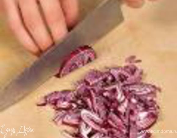 Лук очистить и нарезать очень тонкими полукольцами.
* В этом салате можно использовать и обычный репчатый лук. Но с красным салат выглядит наряднее.