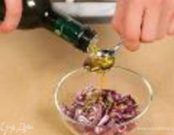 Положить лук в миску, добавить орегано, уксус и оливковое масло, перемешать, накрыть и оставить в теплом месте на 1 ч.