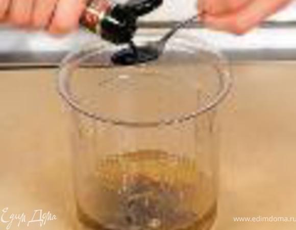 Приготовить заправку. Чеснок очистить и измельчить. Листья базилика вымыть, обсушить и тонко нарезать. В отдельный посуде смешать оливковое масло, уксус, сок лимона, горчицу и мед. Добавить чеснок и базилик. Приправить солью и перцем. Тщательно перемешать.