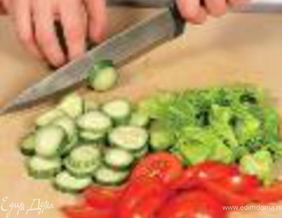 Листья салата промыть, обсушить и крупно нарвать. Помидоры и огурцы вымыть. Помидоры нарезать тонкими дольками, огурцы – кружками.