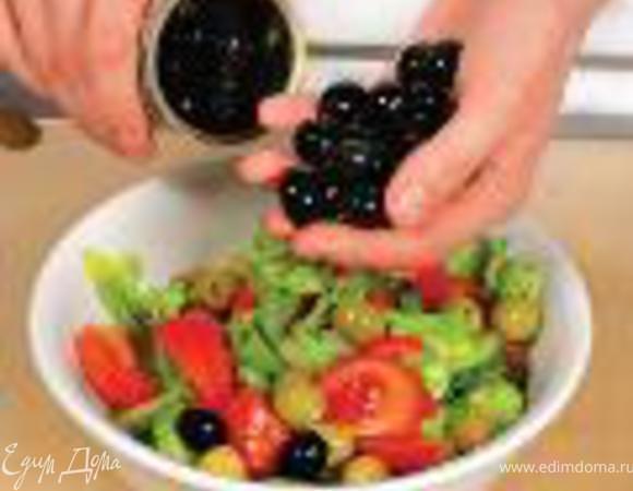 Сложить овощи в салатницу, добавить оливки, маслины и замаринованный лук.