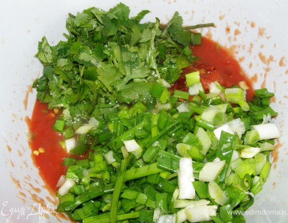 Лук и кинзу мелко нарубим, добавим к соусу