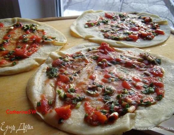 Положим тортильи/блинчики на ровную поверхность, смажем соусом, немного не доходя до краев лепешки,