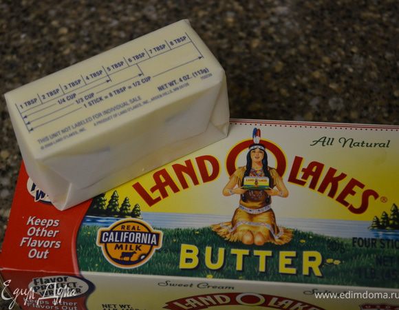 1. Духовка на 180 (350F)
2. Смазать форму
3. Смешать масло, сахар и сыр
4. По одному ввести яйца перемешивая
5. Отдельно смешать сухие ингредиенты и постепенно добавить в сырной массе вместе с молоком
6. Вмешать ягоды
7. Сложить в противень массу, смешать все ингредиенты для топпинга, за исключением миндаля
8. Поверх массы равномерно распределить топпинг, посыпать миндаль, чуть примять (вдавить)
9. Выпекать до готовности примерно полчаса.