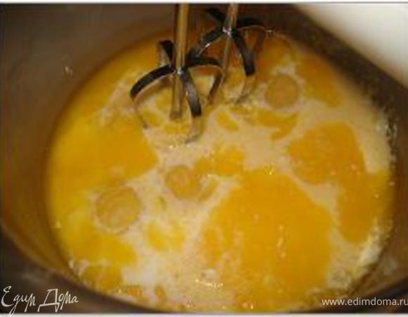 Взбить миксером яйца, молоко, масло