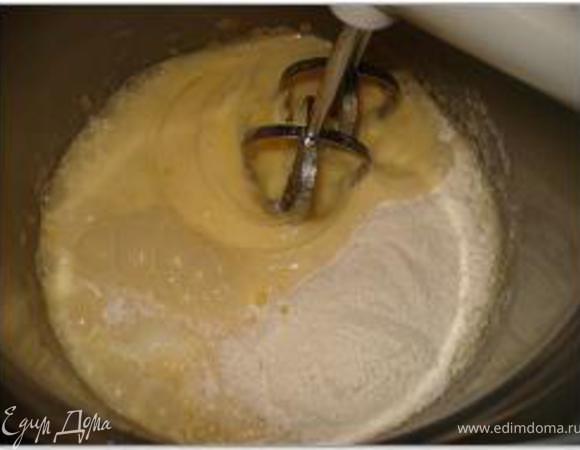 Порциями добавить сухие ингредиенты и еще раз взбить.