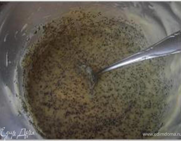 Тесто разделить на две части.
В одну часть вмешать мак.