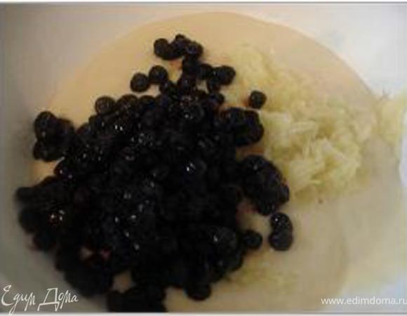 В другую часть вмешать натертое на средней терке яблоко и ягоды.