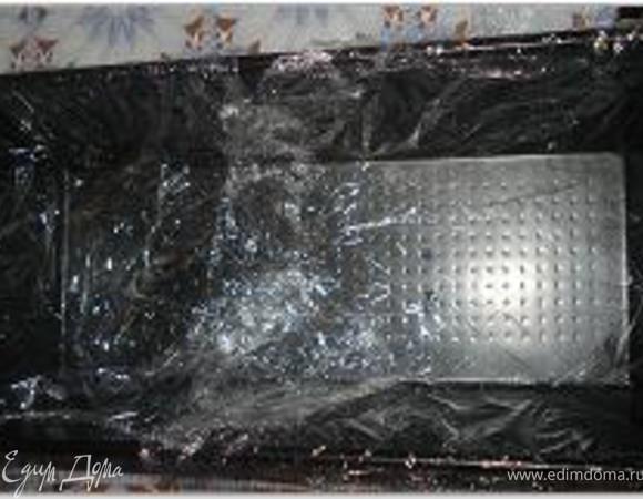 Прямоугольную форму выстелить пищевой пленкой