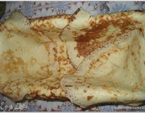 Уложитьв форму несколько блинов так, чтобы они закрыли дно и бока формы и немного свешивались за края