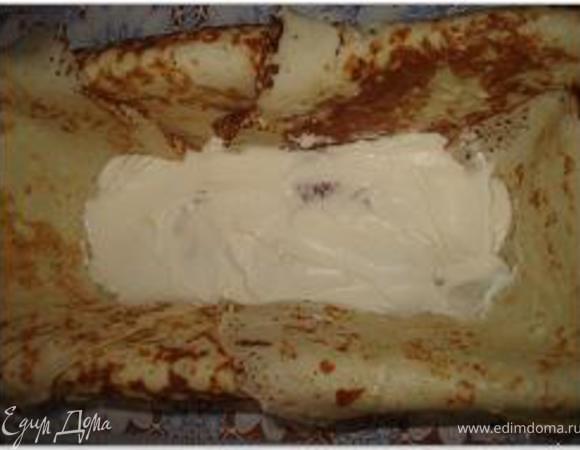 Выложить ½ сырной начинки и часть рыбы