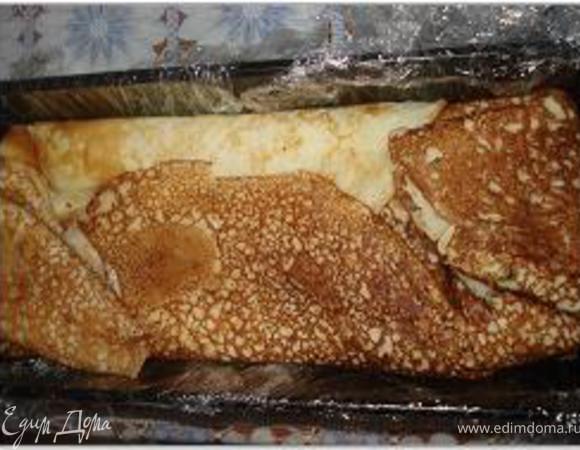 Закрыть начинку свисающими краями блинов, накрыть пленкой и поместить в холод на 1 час