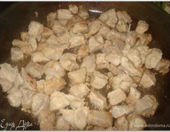 Свинину порезать на кусочки и обжарить.
