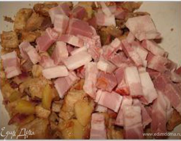 Смешать свинину с овощами, розмарином, добавить 1 стак. клюквы, ветчину/бекон, соль, перец, вылить туда взбитые яйца и коньяк, все перемешать