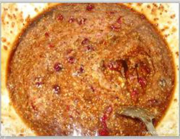 Смешать соевый соус, горчицу, мед, 1 стак. раздавленных ягод клюквы, лимонную цедру