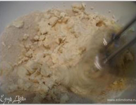 Миксером взбить сливочное масло с сахаром.
