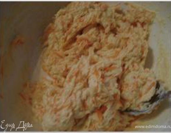 Морковь почистить и натереть на мелкой терке. Добавить в тесто и хорошо перемешать
