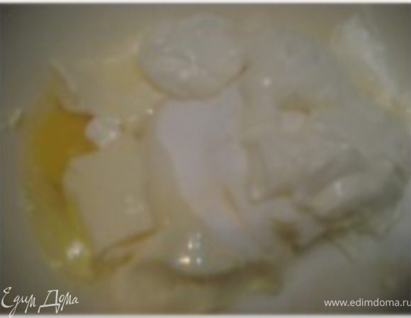 Смешать яйцо, сметану, размягчённое масло и сахар миксером. Нужно только хорошо перемешать, а не взбивать.

