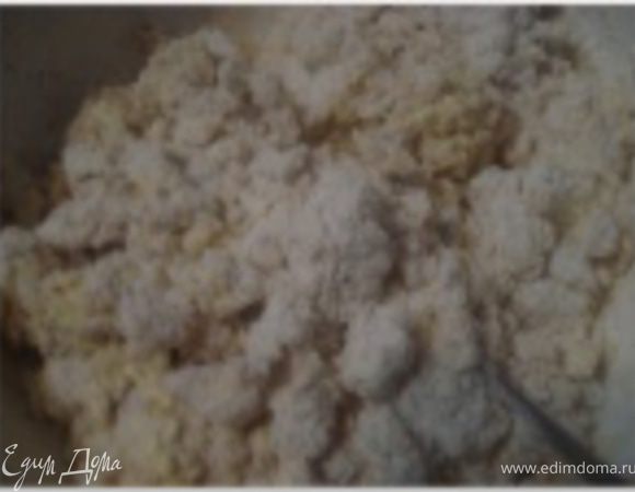 Смешать орехово-мучную массу с яичной смесью.

