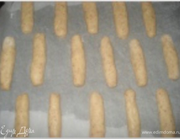 Сформировать «пальчики» и выложить их на противень, выстланный бумагой для выпечки.

