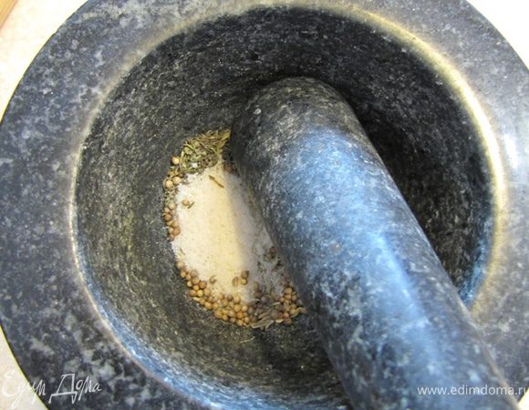 Чтобы семена пряностей раскрыли свой запах, вы можете их слегка обжарить без масла на сковороде. Это делается буквально минуту, не забывая постоянно перемешивать их. Я, в силу ленности, не сделал это. Соберите все семена, соль и перц в ступке. 