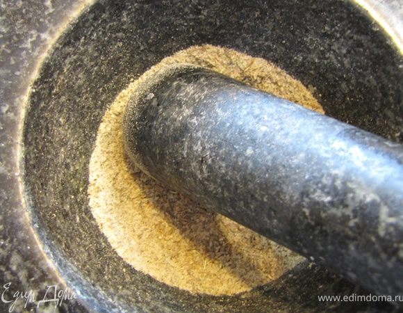 Размелите в ступке довольно тщательно все семена. Крупная соль вам поможет сделать это быстрее. Если у вас молотый перец - положите его в конце, но лучше, если это будут зерна перца или вы перемелите в мельнице непосредственно перед применением. Молотый перец очень быстро теряет свой уникальный и довольно сильный запах. Если у вас нет ступки - можете использовать кофемолку. В этом случае соль кладите в смесь уже после перемалывания.