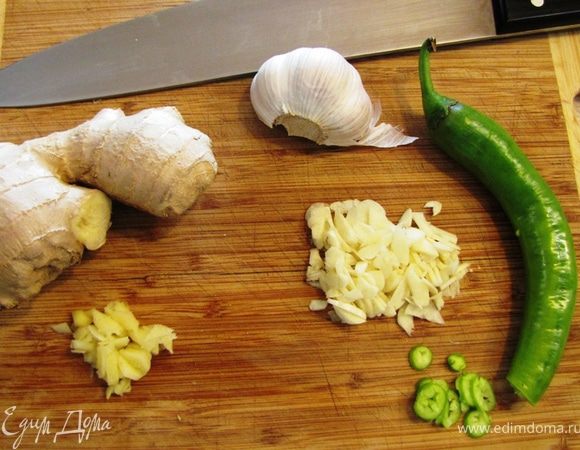 Порубите мелко чеснок. Отрежьте кусок имбиря в три сантиметра и почистите его. Порубите имбирь мелкой соломкой. Порежьте перец тонкими колечками.