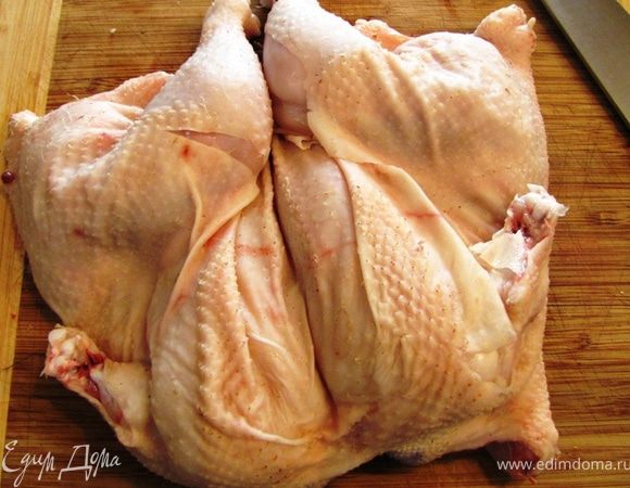 Возьмите курицу. Разрежьте курицу вдоль позвоночника и распластайте её. Ударьте по грудке так, чтобы сломались кости и курица приняла вид, как на фотографии (непонятно почему, но кожа на моей курице была очень непрочная и она порвалась: желательно, чтобы никаких дыр не образовывалось)