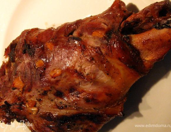 Выпекайте 1,5 часа при температуре 200°C. Через 30 минут после начала запекания сделайте несколько проколов в рукаве для выхода пара.