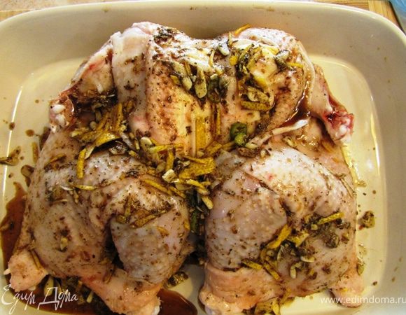 Тщательно обмажьте маринадом курицу со всех сторон. Втирайте маринад в течение 10 минут, если хотите приготовить курицу сразу или оставьте ее мариноваться на несколько часов (часа на три). 
Смажьте курицу сверху растительным маслом. Поставьте запекаться в духовку при 180 градусах в течение часа с четвертью, накрыв неплотно курицу фольгой.